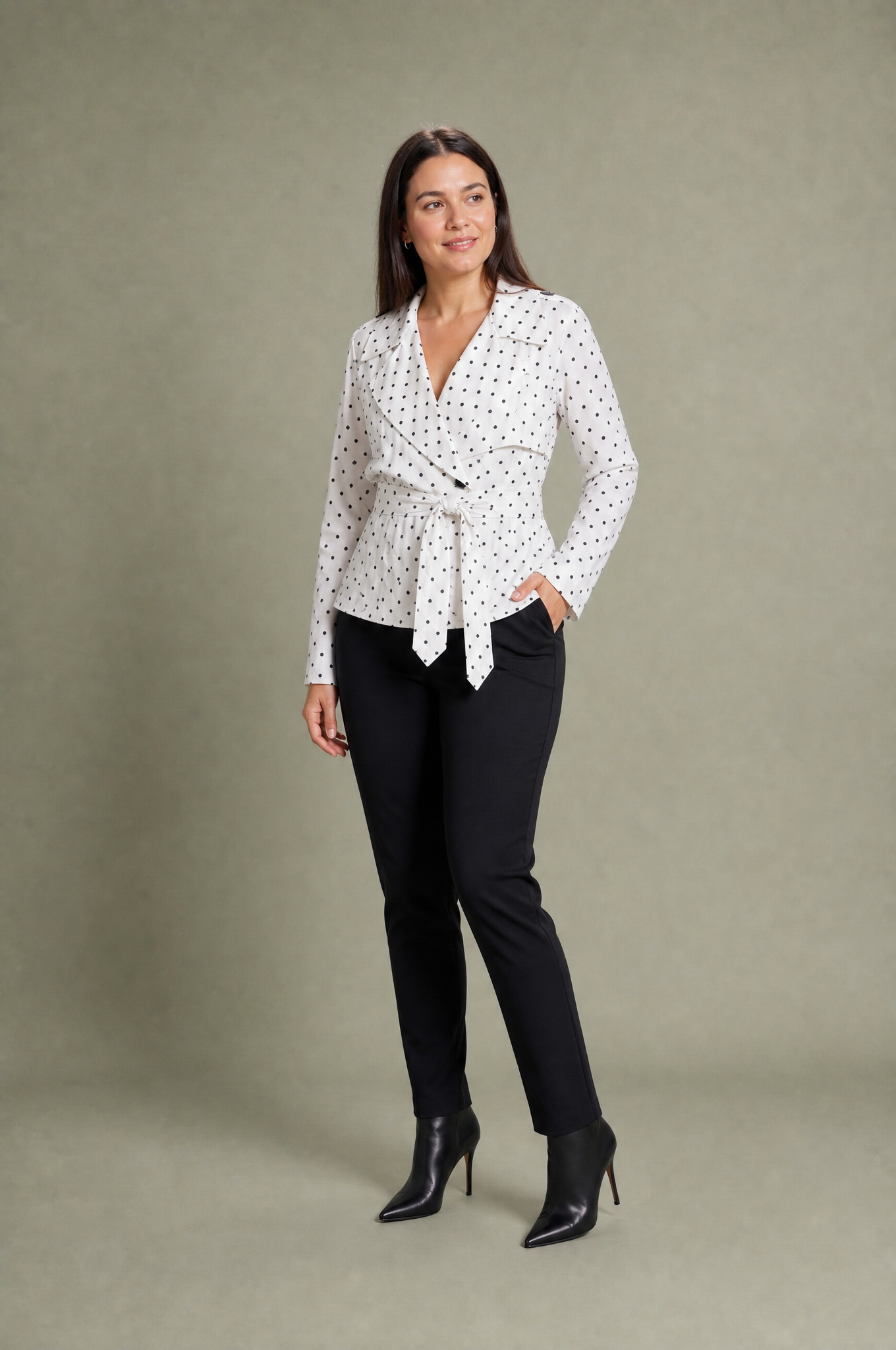 Trench blanc à pois ceinturé | Porté sur une autre silhouette | Lounelle Paris