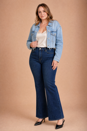 Veste en jean bleu clair courte effilochée | Porté sur une autre silhouette | Lounelle Paris