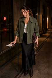 Veste ample vert armée col chemise | Deuxième photo lifestyle | Lounelle Paris