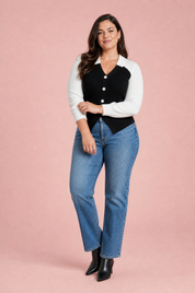 Pull bicolore col en V | Porté sur une silhouette plus ronde | Lounelle Paris