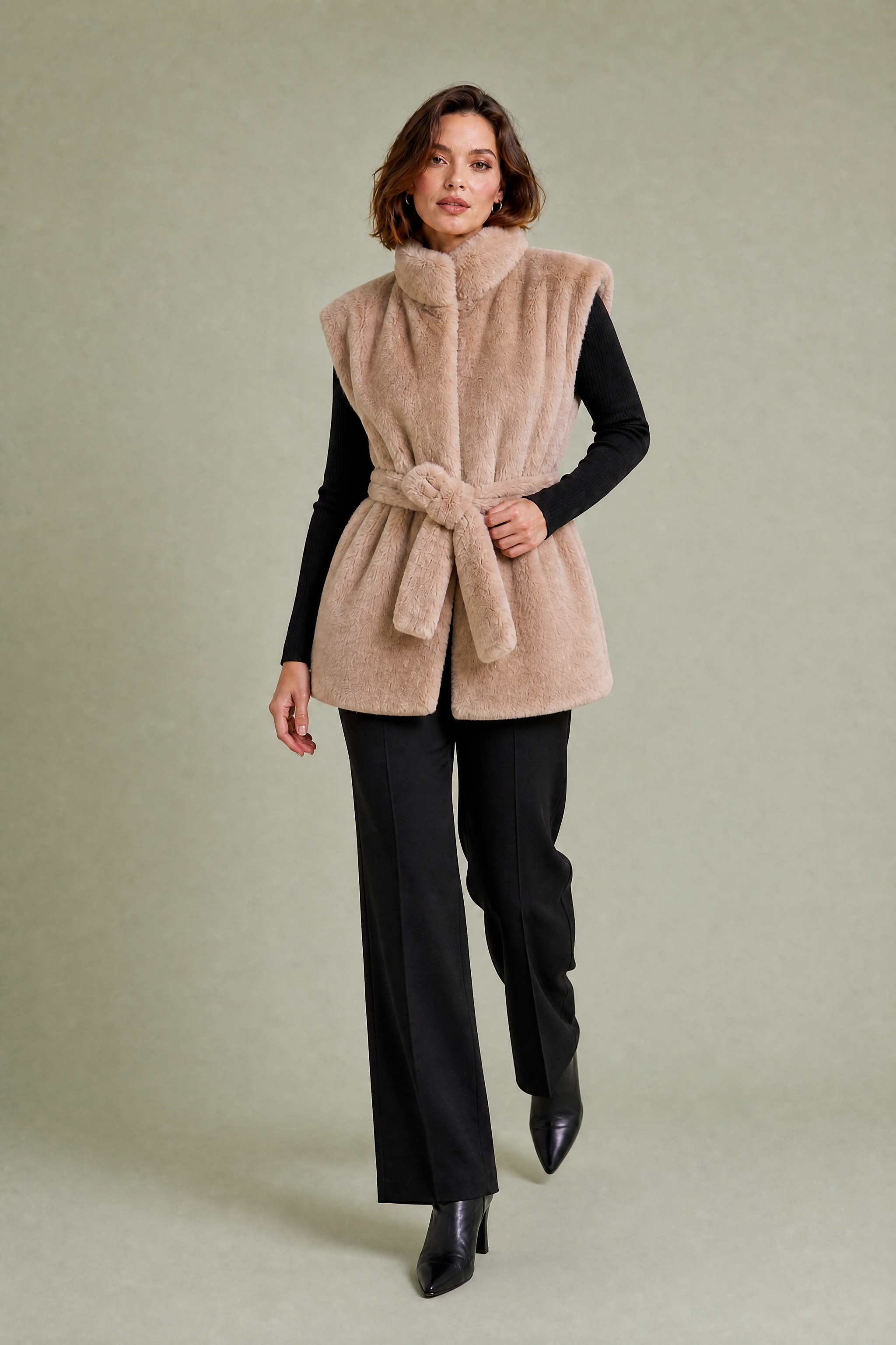 Gilet fausse fourrure camel ceinturé | Vue en mouvement | Lounelle Paris