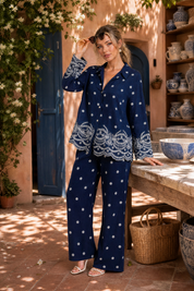Ensemble bleu marine ample brodé | Photo lifestyle | Lounelle Paris