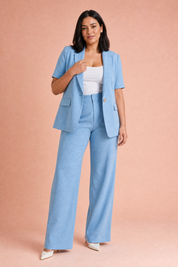 Tailleur pantalon bleu clair manches courtes | Porté sur une autre silhouette | Lounelle Paris
