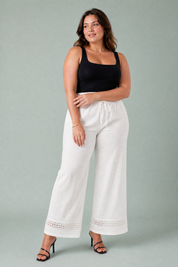 Pantalon blanc taille haute dentelle | Porté sur une silhouette plus ronde | Lounelle Paris