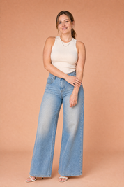 Jean bleu clair ample taille mi-haute | Porté sur une autre silhouette | Lounelle Paris