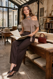 Top marron rayé épaule dénudée | Photo lifestyle | Lounelle Paris