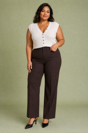 Top maille beige rayé col V | Porté sur une silhouette plus ronde | Lounelle Paris
