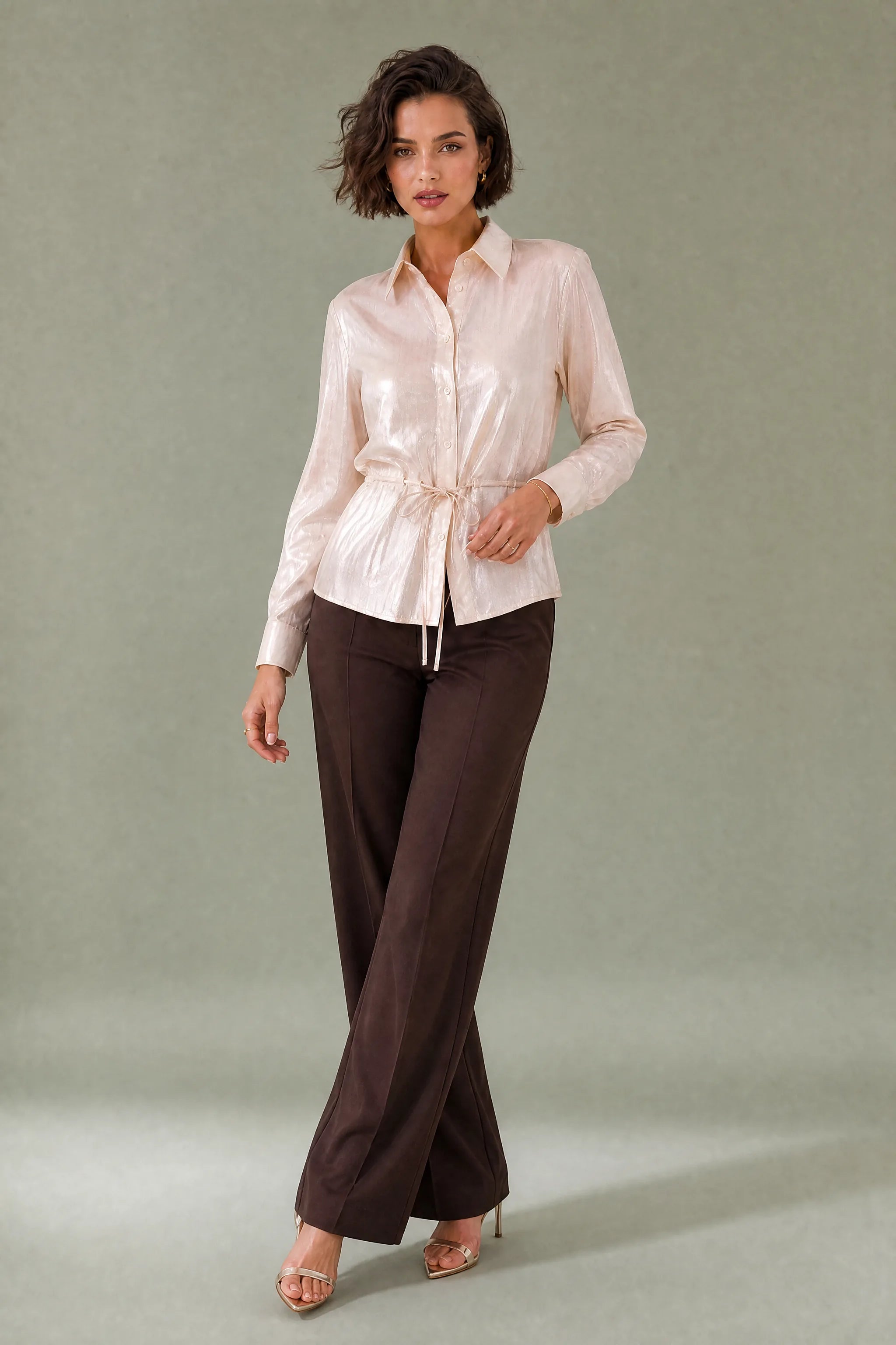 Chemise métallisée à ceinture | Vue en mouvement | Lounelle Paris