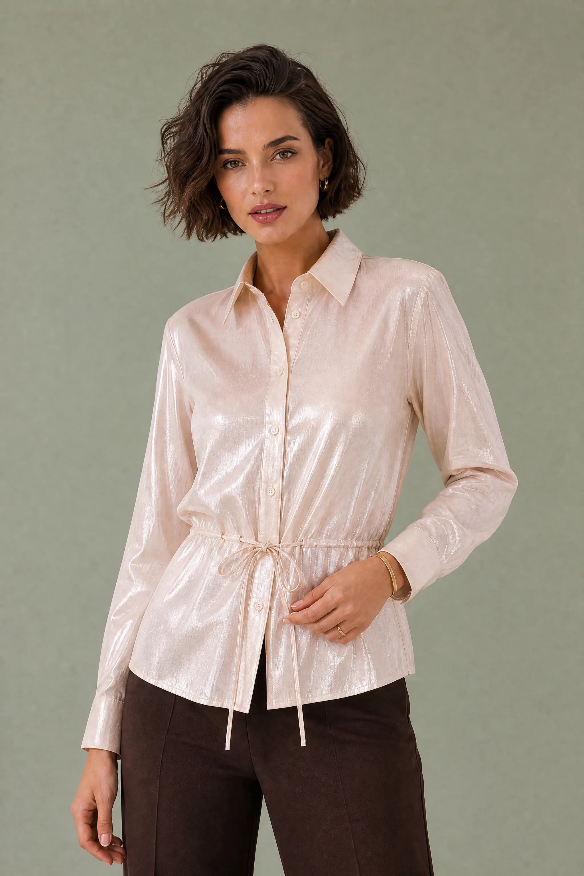 Chemise métallisée à ceinture | Vue rapprochée | Lounelle Paris