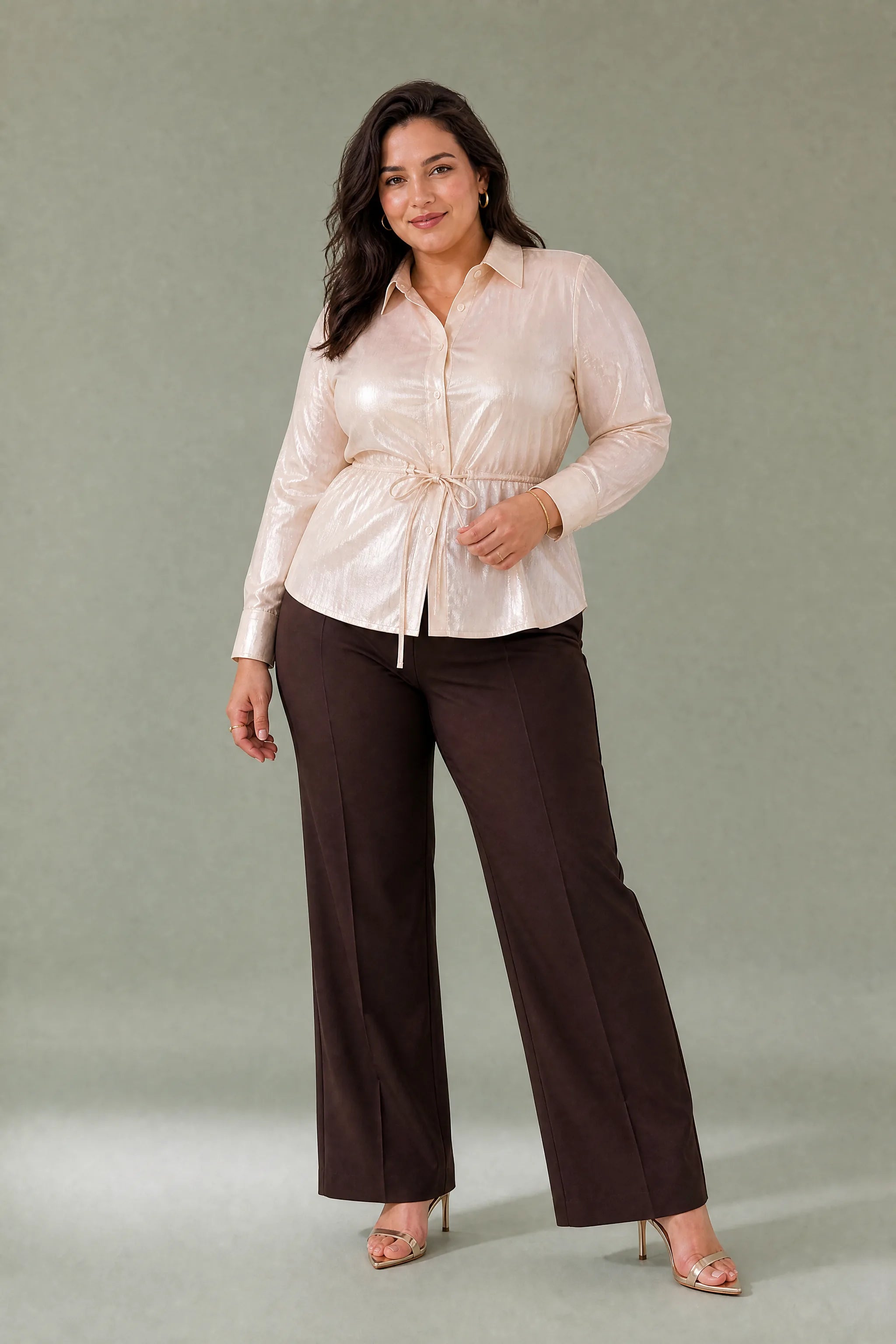Chemise métallisée à ceinture | Porté sur une silhouette plus ronde | Lounelle Paris