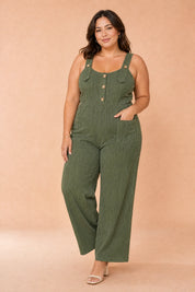 Combinaison ample vert militaire dos nu | Porté sur une silhouette plus ronde | Lounelle Paris