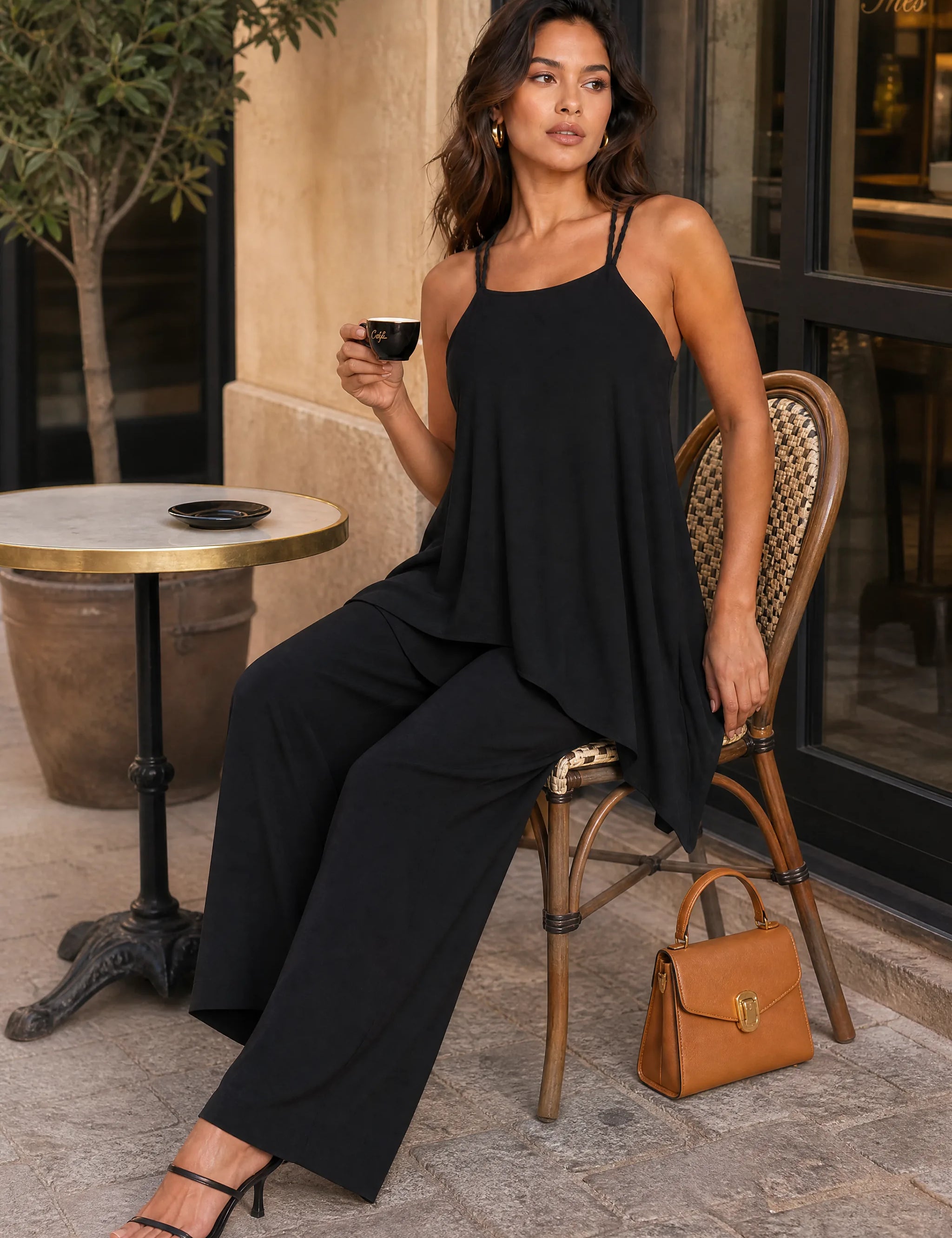 Combinaison noire bretelles tressées | Photo lifestyle | Lounelle Paris