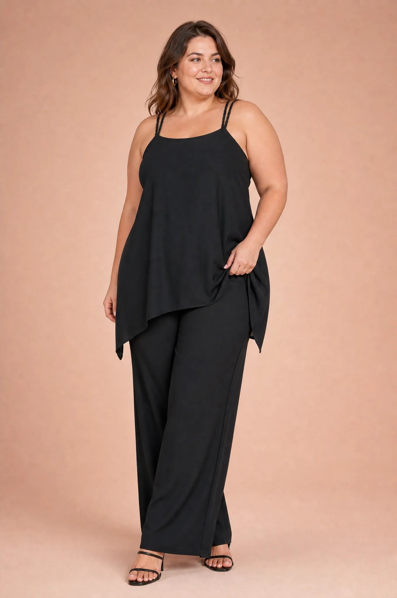 Combinaison noire bretelles tressées | Porté sur une silhouette plus ronde | Lounelle Paris