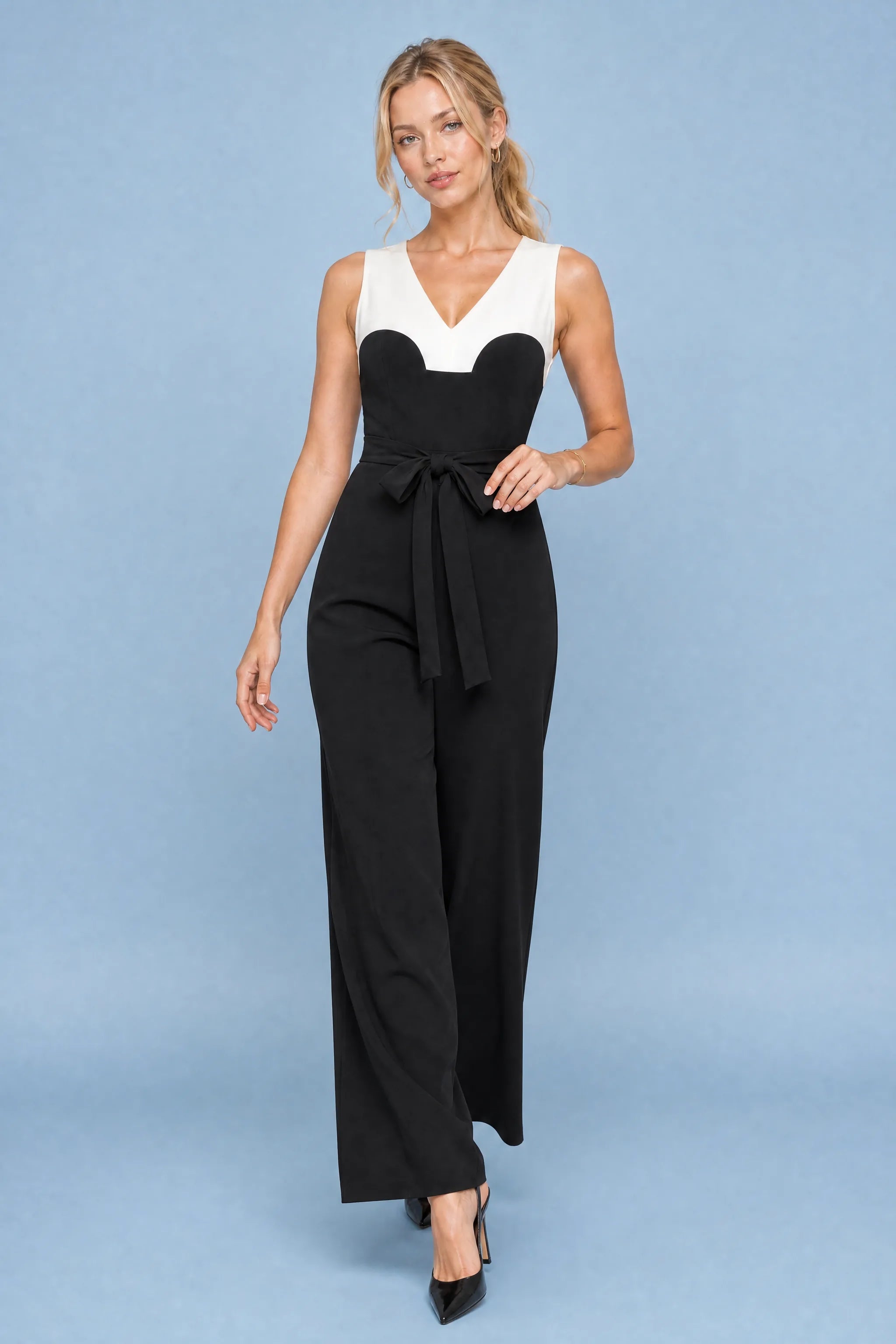 Combinaison noire et blanche col V | Vue en mouvement | Lounelle Paris