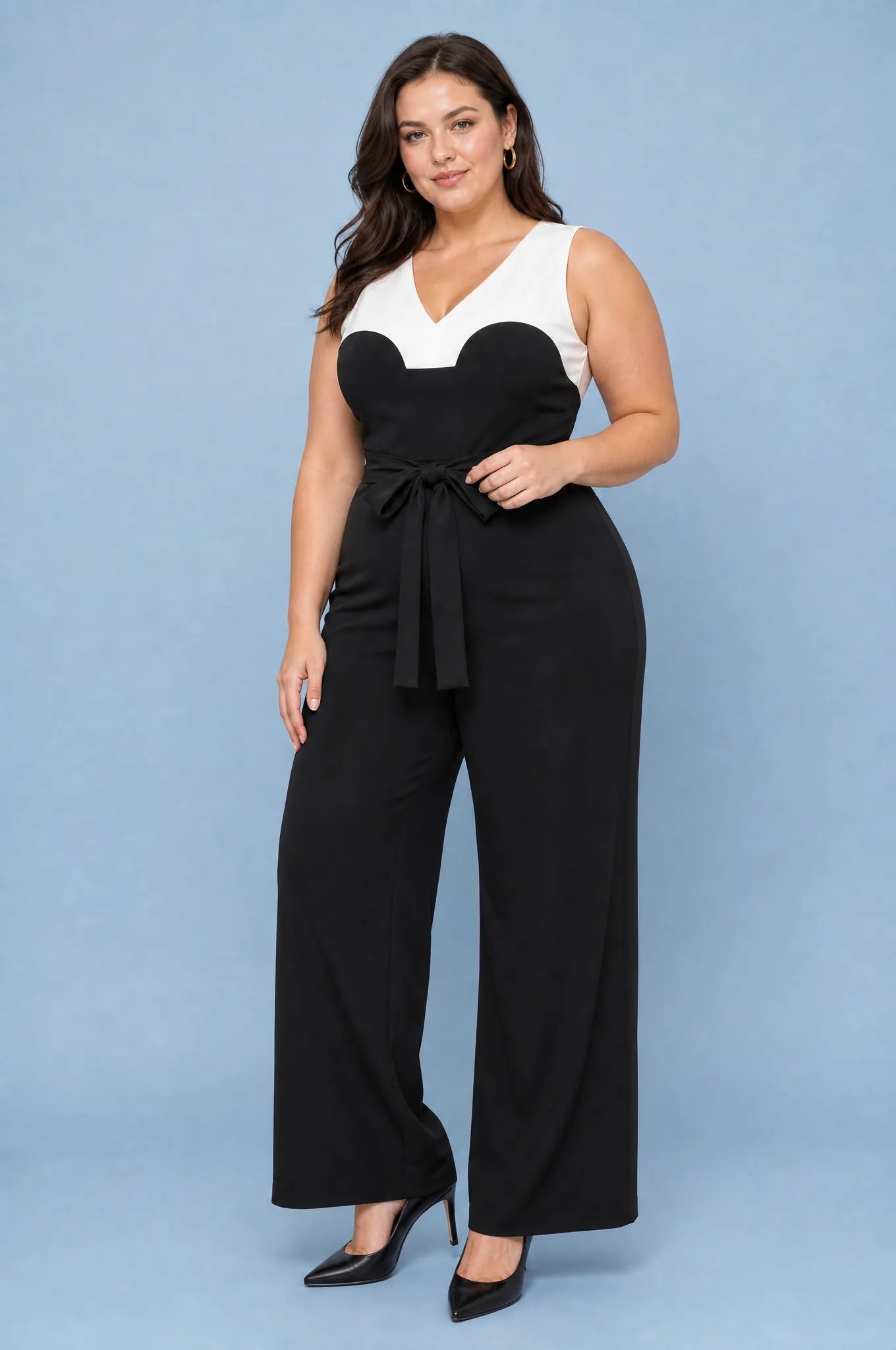 Combinaison noire et blanche col V | Porté sur une silhouette plus ronde | Lounelle Paris