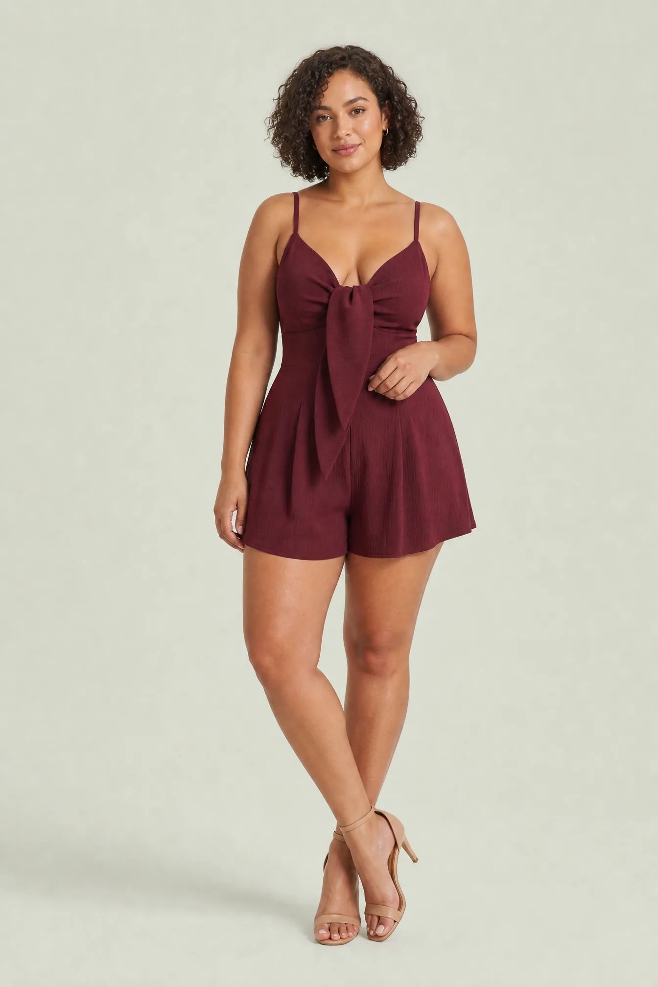 Combishort bordeaux col V à nœud | Porté sur une autre silhouette | Lounelle Paris