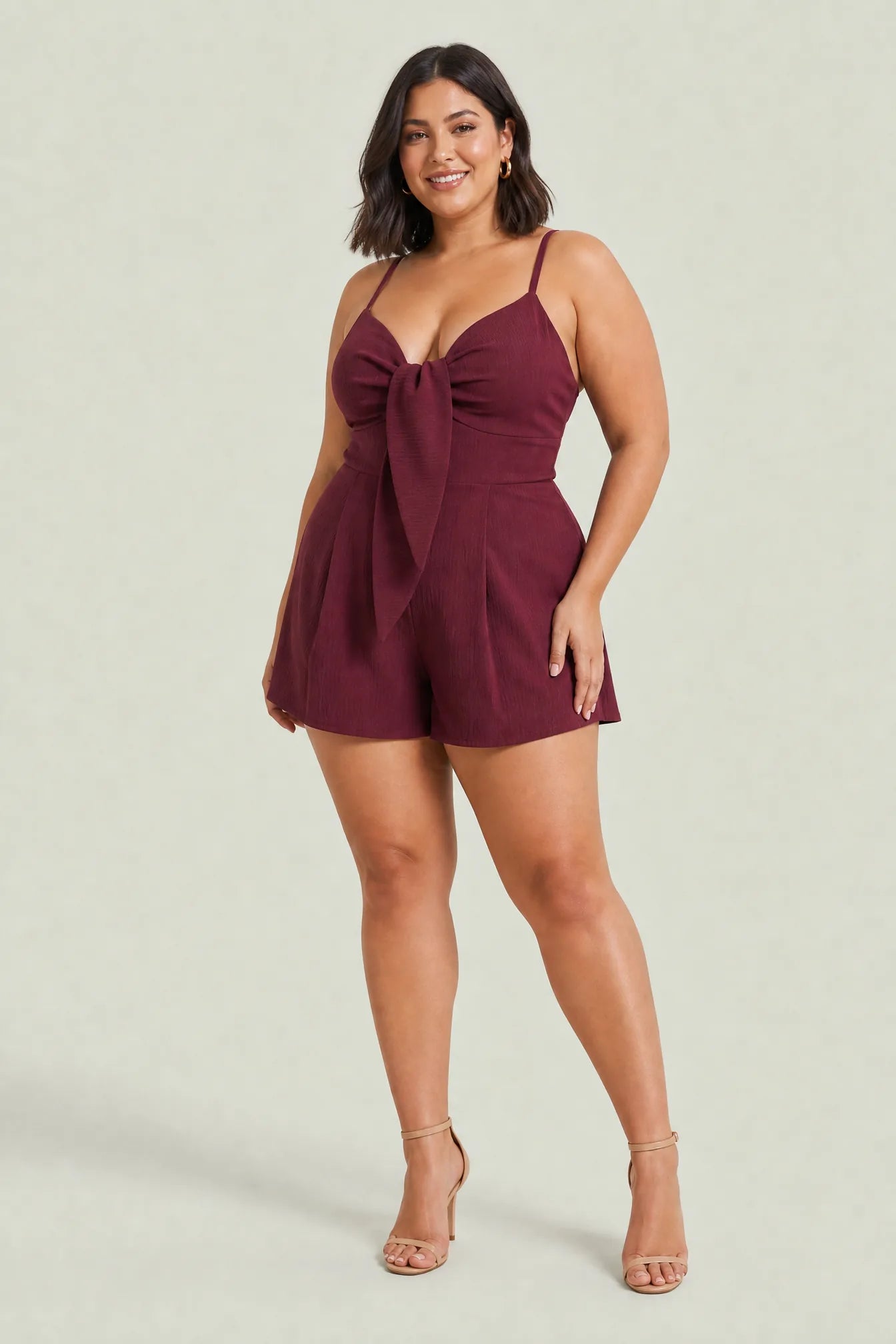 Combishort bordeaux col V à nœud | Porté sur une silhouette plus ronde | Lounelle Paris