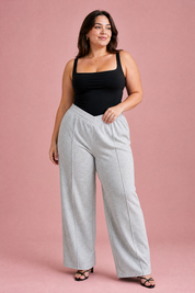Pantalon large taille élastique en V | Porté sur une silhouette plus ronde | Lounelle Paris
