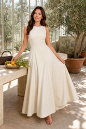 Robe longuecrème évasée sans manches | Photo lifestyle | Lounelle Paris