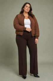 Veste matelassée courte col baseball | Porté sur une silhouette plus ronde | Lounelle Paris