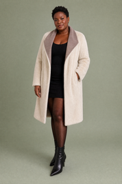 Manteau long réversible col duveteux | Porté sur une silhouette plus ronde | Lounelle Paris