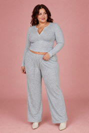 Ensemble pantalon large col V boutonné | Porté sur une silhouette plus ronde | Lounelle Paris