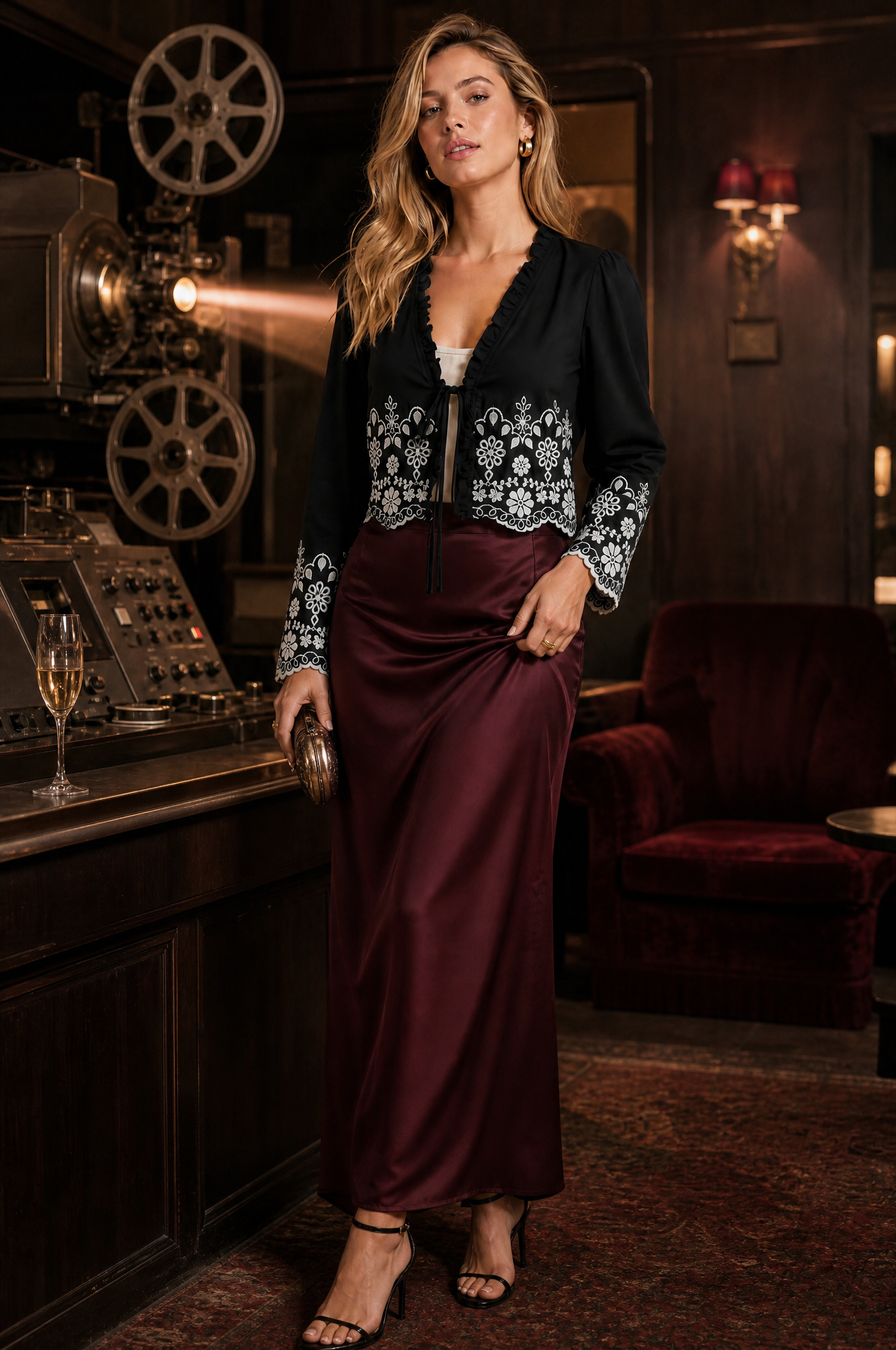 Blouse noire col V brodée | Deuxième photo lifestyle | Lounelle Paris