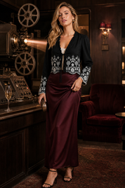 Blouse noire col V brodée | Deuxième photo lifestyle | Lounelle Paris