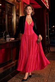 Robe longue rose rayée dos ouvert | Deuxième photo lifestyle | Lounelle Paris