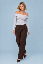 Top gris clair épaules dénudées manches longues | Vue en mouvement | Lounelle Paris