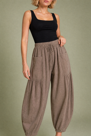 Pantalon large taille haute plissé | Vue rapprochée | Lounelle Paris
