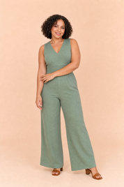Combinaison verte col V taille smockée | Porté sur une autre silhouette | Lounelle Paris