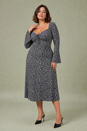 Robe noire à fleurs dos ouvert | Porté sur une silhouette plus ronde | Lounelle Paris