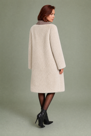 Manteau long réversible col duveteux | Vue de dos | Lounelle Paris