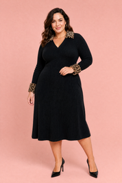 Robe noire col V léopard | Porté sur une silhouette plus ronde | Lounelle Paris