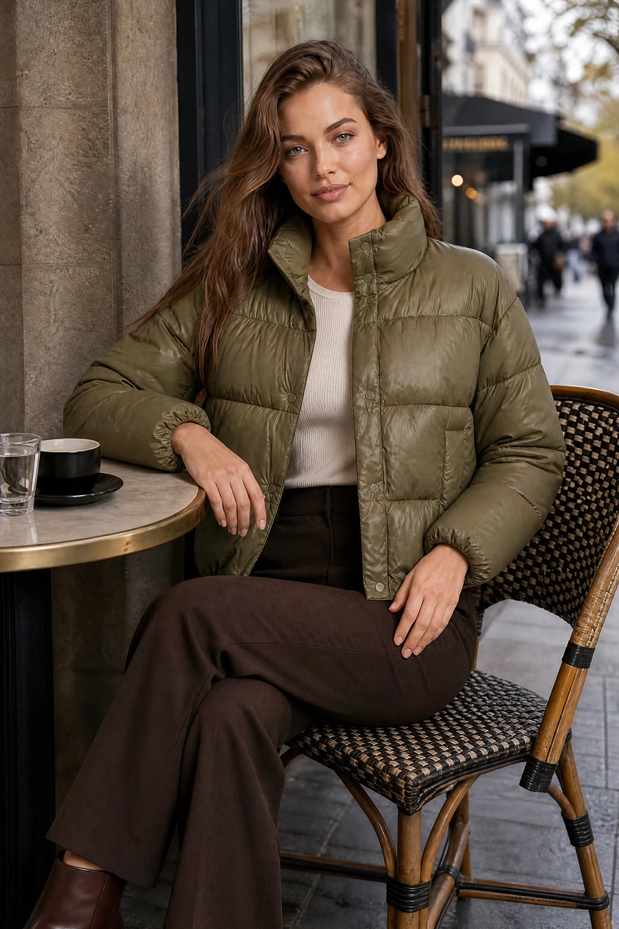 Doudoune olive matelassée col montant | Photo lifestyle | Lounelle Paris