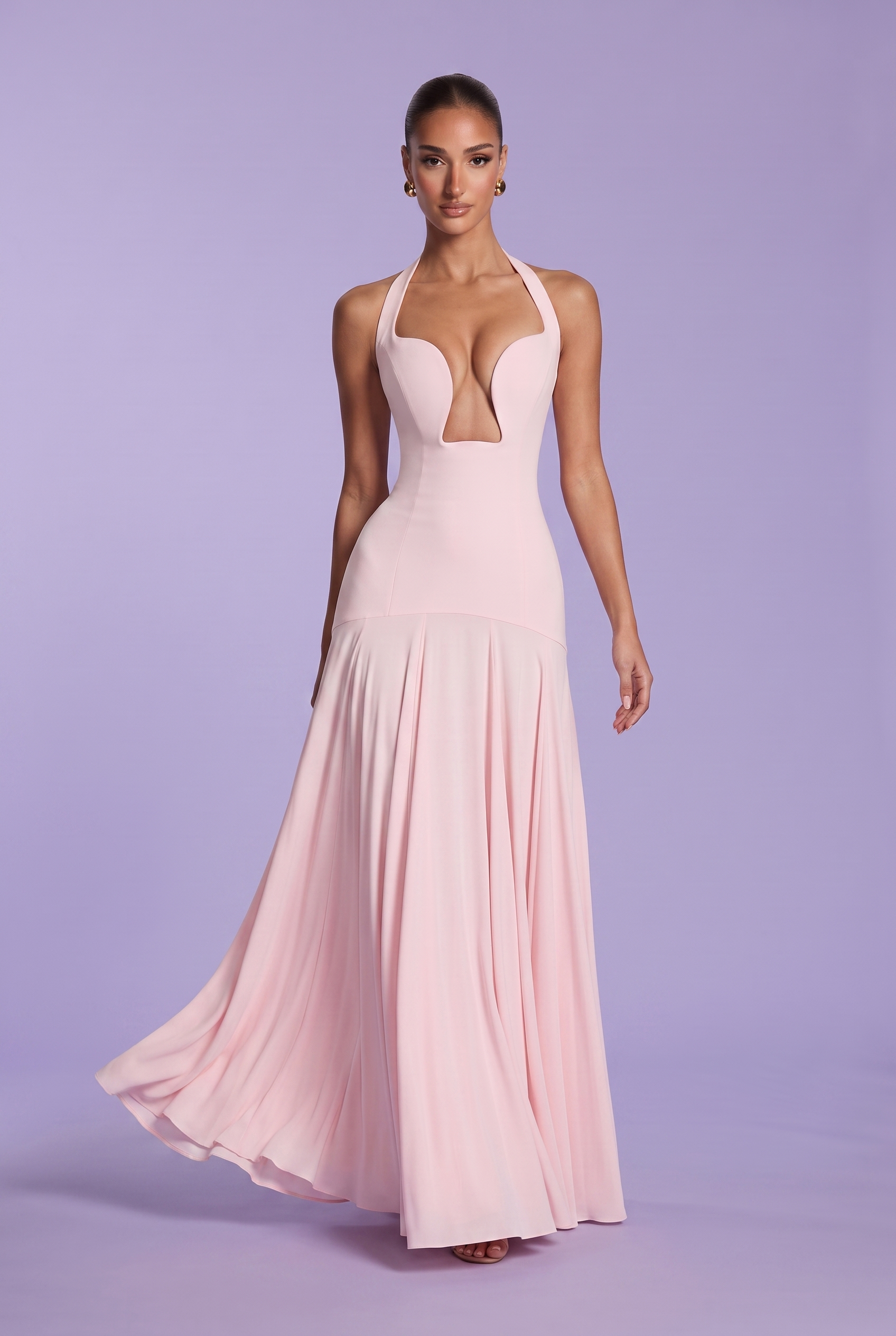 Robe longue col halter dos nu pose naturelle en mouvement en studio