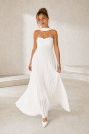 Robe longue plissée dos nu porté en look décontracté