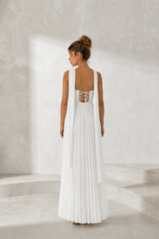 Robe longue plissée dos nu vue de dos