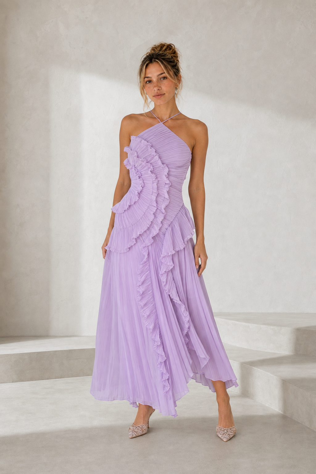 Robe longue col halter à volants porté en look décontracté