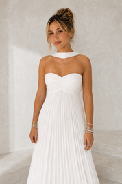 Robe longue plissée dos nu porté en tenue complète