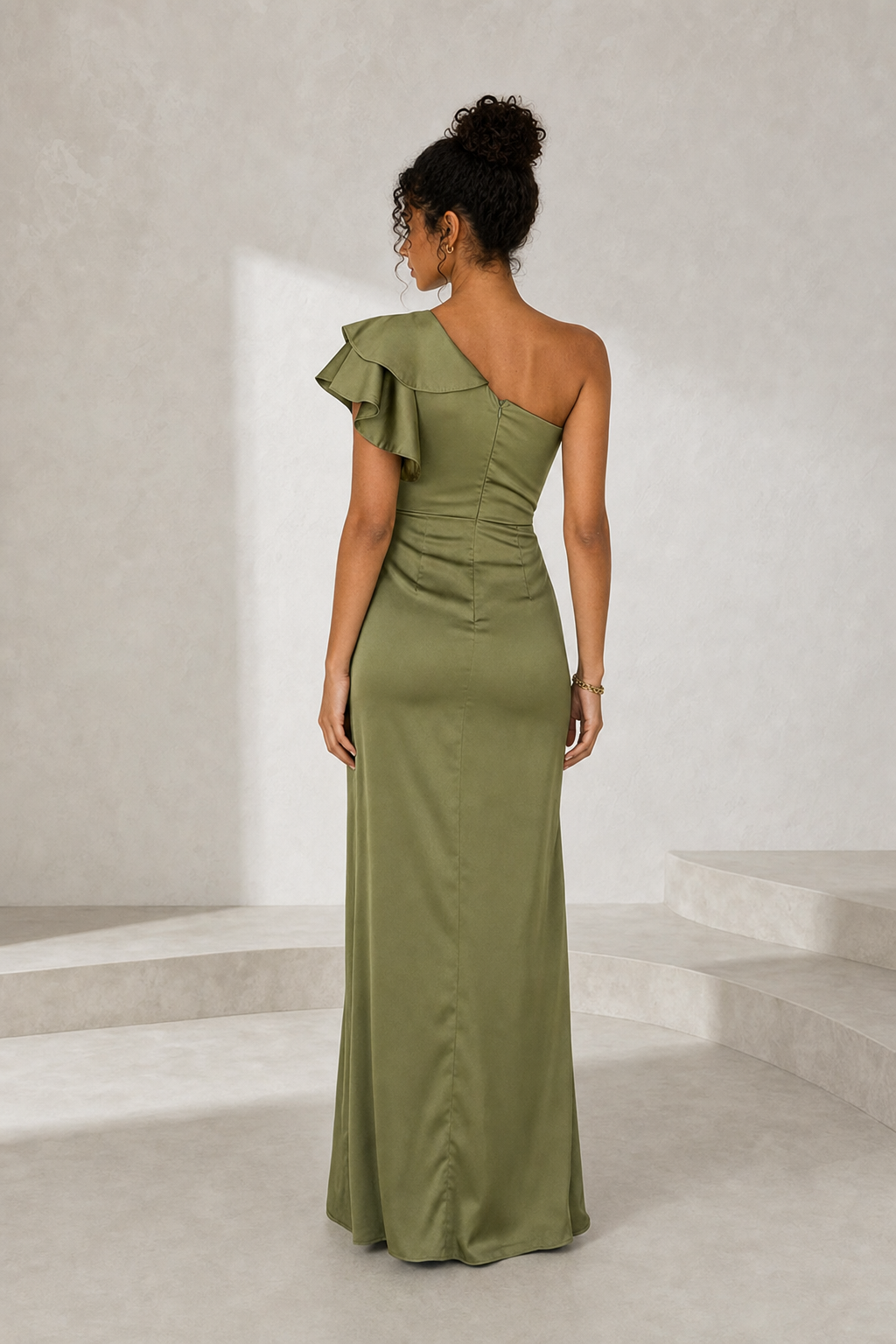Robe longue satinée asymétrique vue de dos