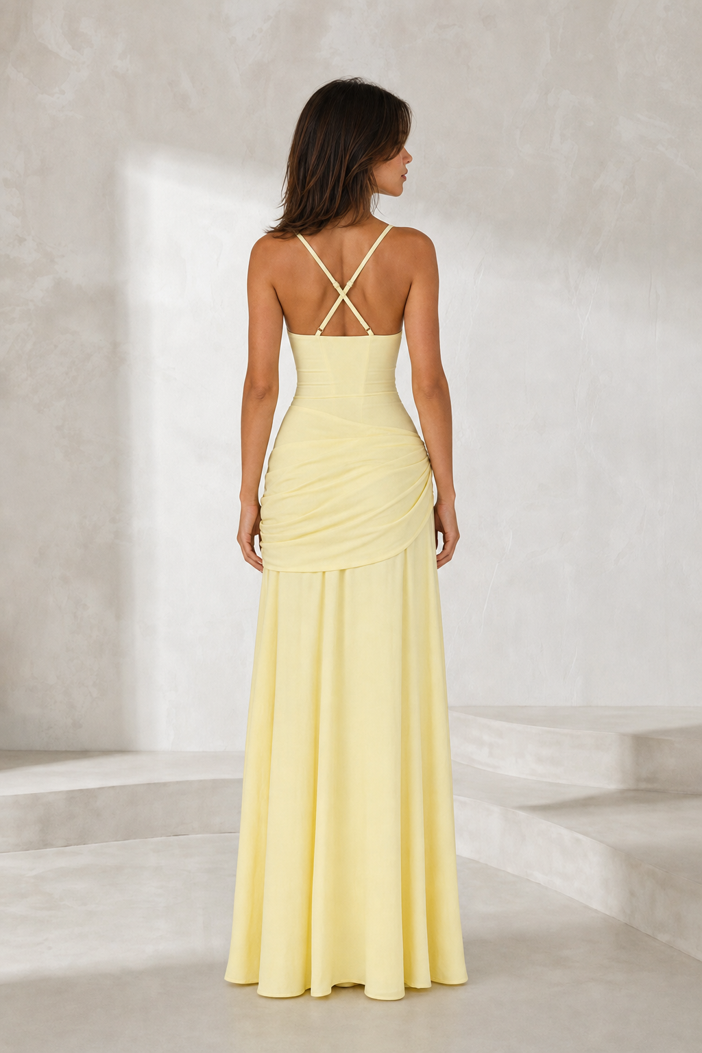 Robe longue dos nu drapée vue de dos