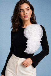 Body noir à fleur sur l'épaule | Vue rapprochée | Lounelle Paris
