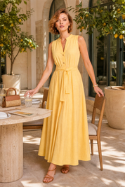 Robe jaune clair sans manches ceinturée | Photo lifestyle | Lounelle Paris