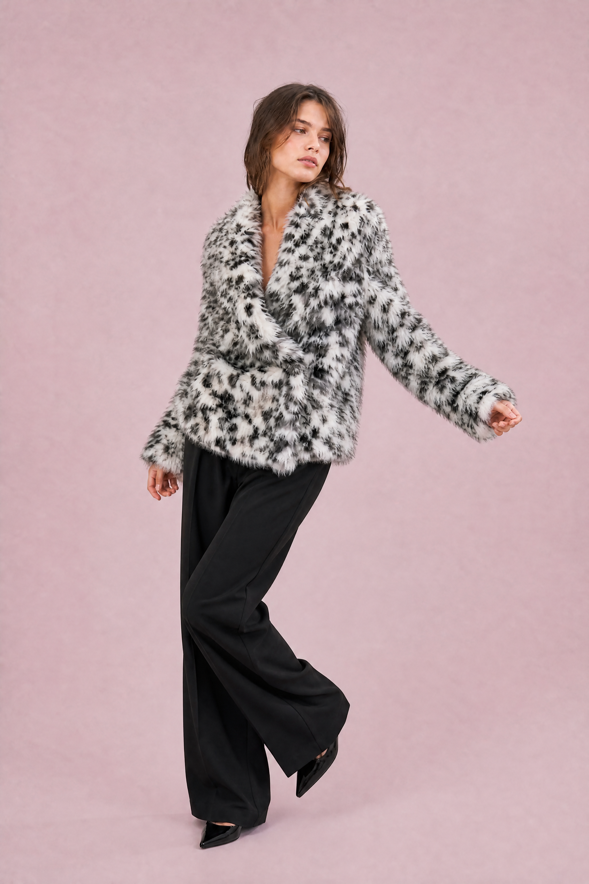 Veste ample fausse fourrure imprimé animalier | Vue en mouvement | Lounelle Paris