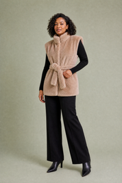 Gilet fausse fourrure camel ceinturé | Porté sur une autre silhouette | Lounelle Paris