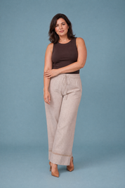 Pantalon large beige taille haute | Porté sur une silhouette plus ronde | Lounelle Paris