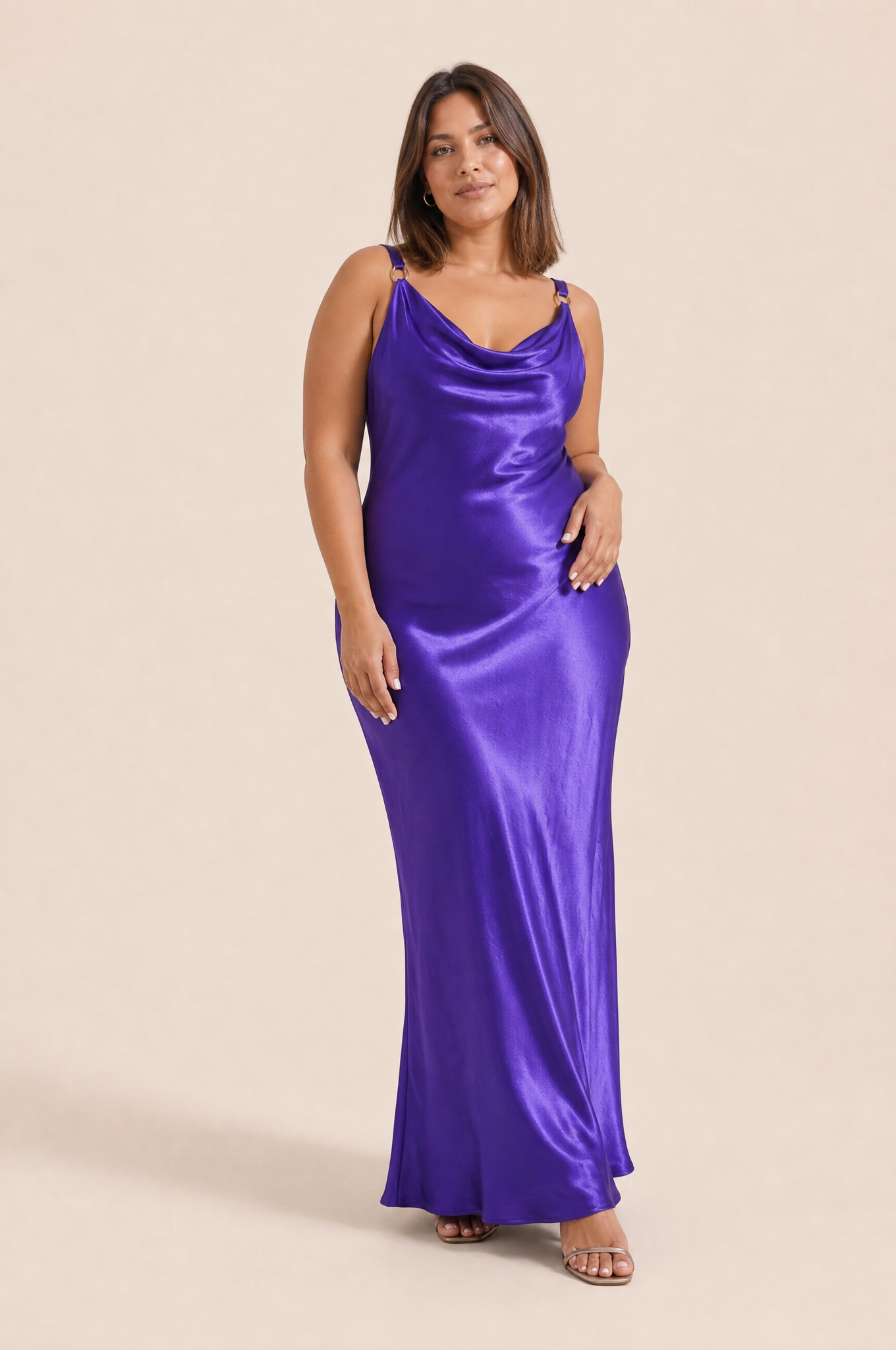 Robe violette satinée dos nu | Porté sur une silhouette plus ronde | Lounelle Paris