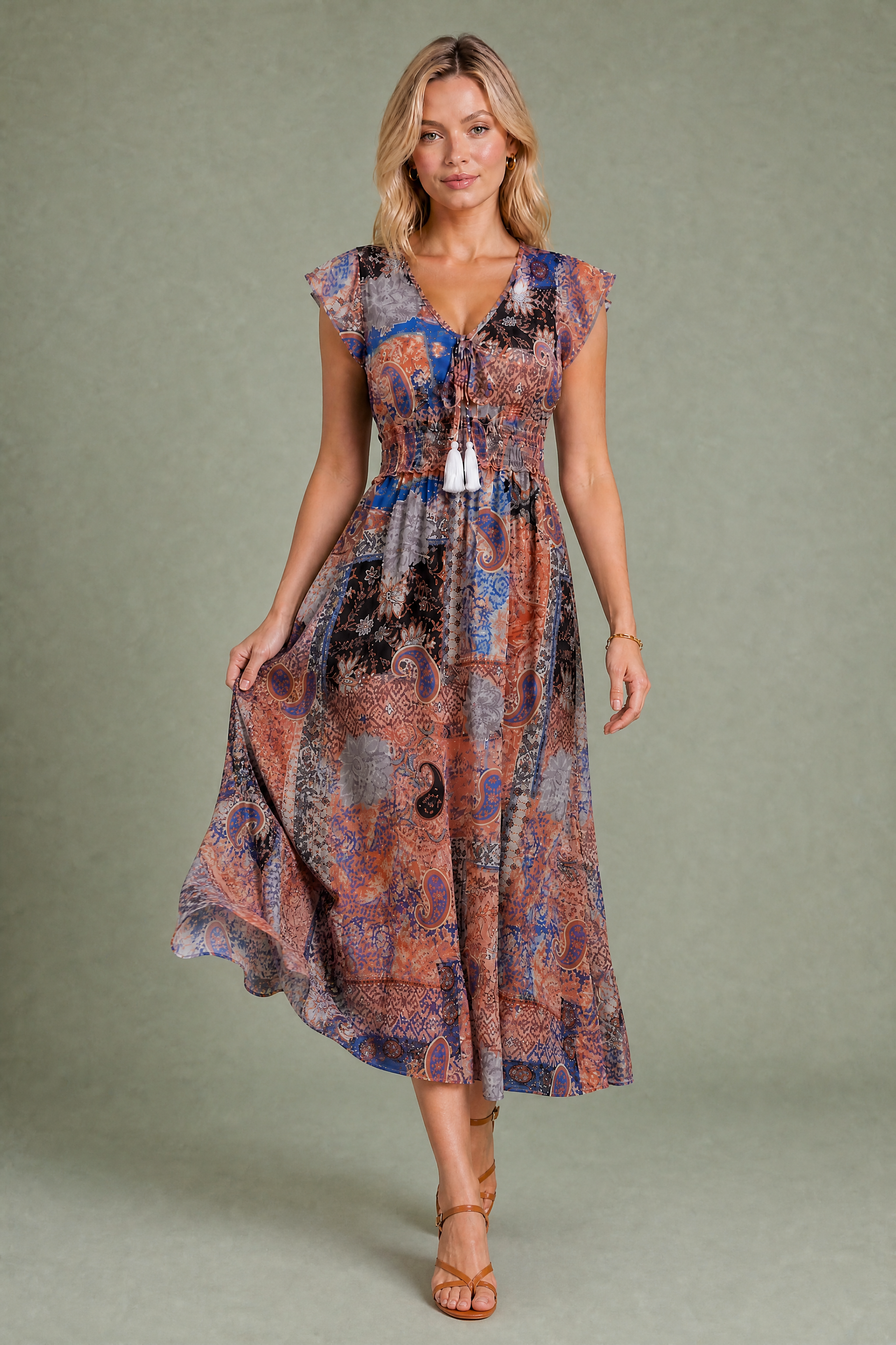 Robe longue marron col V | Vue en mouvement | Lounelle Paris